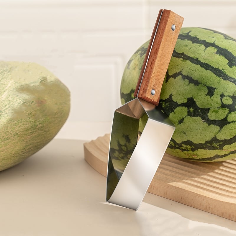 🥳2026 HOT SALE🥳💞50K+ SOLD!🍉🔒 50% OFF! Watermelon Slicer – No knife needed, no slipping. Triangle stainless steel blade cuts cleanly & safely. Perfect for arthritic hands. A kitchen blessing for seniors. ✨🧑‍🦳
