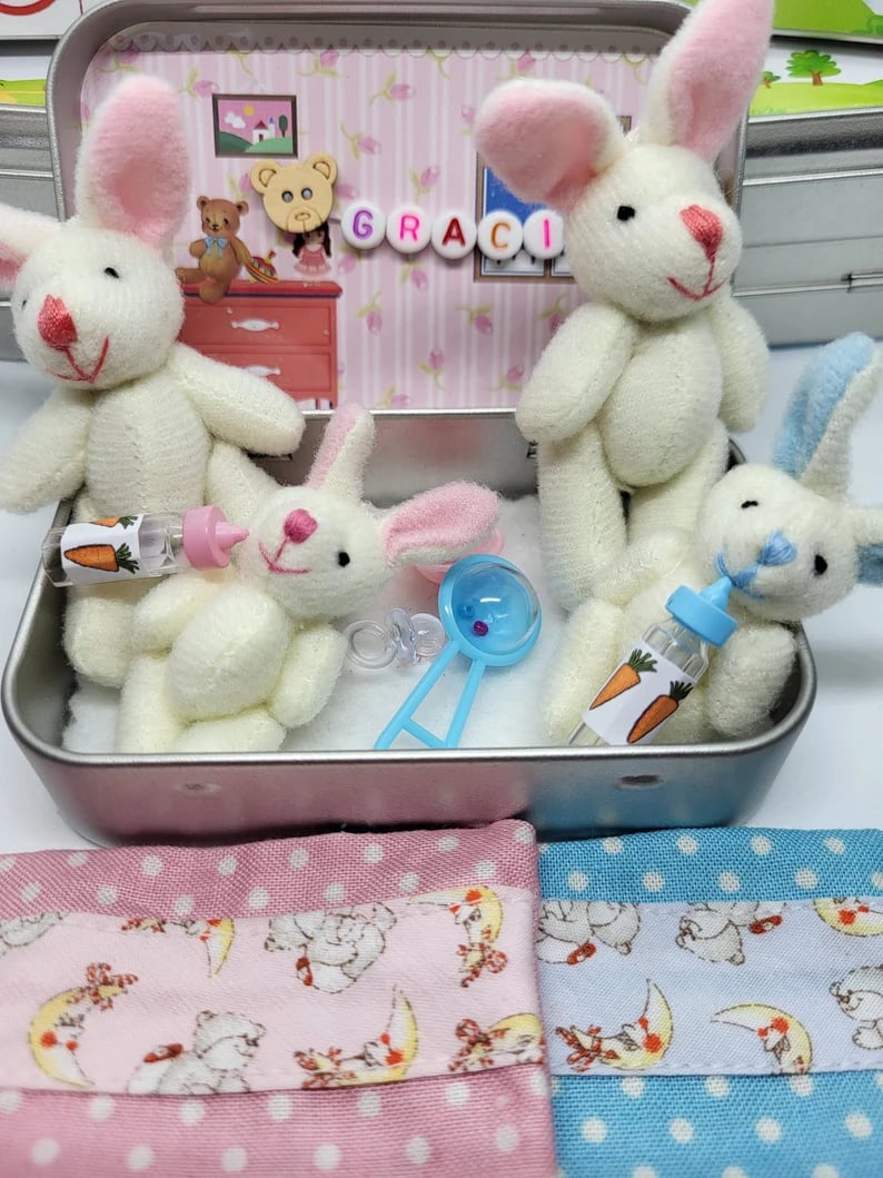 💎 50% OFF! 💎 Bunny Mummy & Baby Plush Pocket Tin – Handmade Easter Collectible with Cozy Blanket (Pink/Blue Ears) 🐇🎁