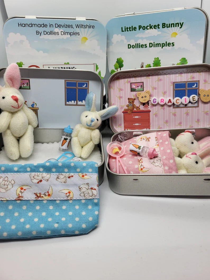 💎 50% OFF! 💎 Bunny Mummy & Baby Plush Pocket Tin – Handmade Easter Collectible with Cozy Blanket (Pink/Blue Ears) 🐇🎁